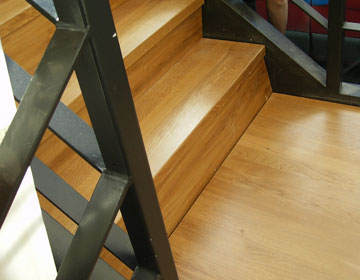 Stahltreppe mit Holzstufen 2